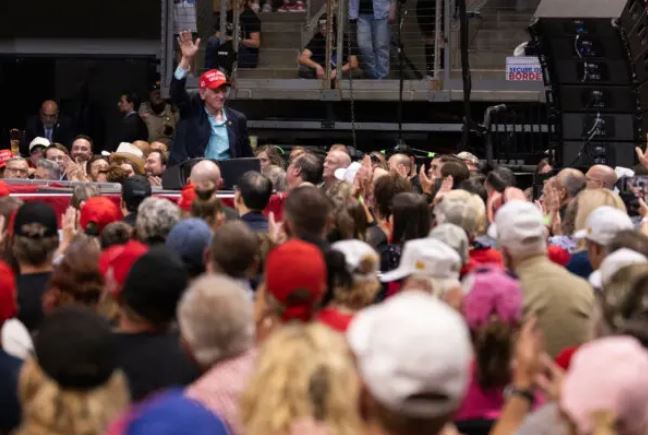 El representante Paul Gosar ( R-Ariz) saluda a los partidarios de Trump en Prescott Valley, Arizona, el 13 de octubre de 2024. (John Fredricks/The Epoch Times)