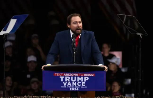 El representante Eli Crane ( R-Ariz.) habla a los partidarios de Donald Trump en Prescott Valley, Arizona, el 13 de octubre de 2024. (John Fredricks/The Epoch Times)