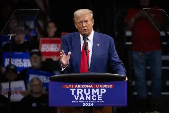 El expresidente y candidato presidencial del Partido Republicano para 2024, Donald Trump, habla a sus partidarios en Prescott Valley, Arizona, el 13 de octubre de 2024. (John Fredricks/The Epoch Times)