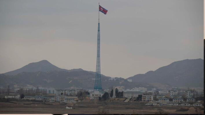 Una bandera norcoreana ondea en la aldea norcoreana de Gijungdong, vista desde un puesto de observación de Corea del Sur dentro de la zona desmilitarizada de Paju, Corea del Sur, el 3 de marzo de 2023. (Jeon Heon-kyun/Pool Photo vía AP)