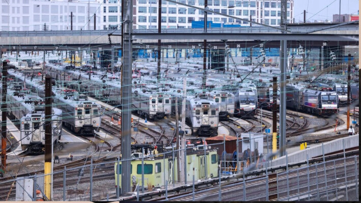 Los trenes subterráneos de Nueva Jersey Transit Rail Operations, que operan en Nueva Jersey, se ven en el patio ferroviario de Sunnyside en el distrito de Queens de Nueva York el 27 de febrero de 2024. (Charly Triballeau/AFP vía Getty Images)