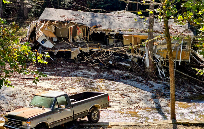 Una casa demolida y una camioneta dañada era todo lo que quedaba en un área devastada por las inundaciones cerca de Asheville, Carolina del Norte, el 8 de octubre de 2024. (Allan Stein/The Epoch Times)