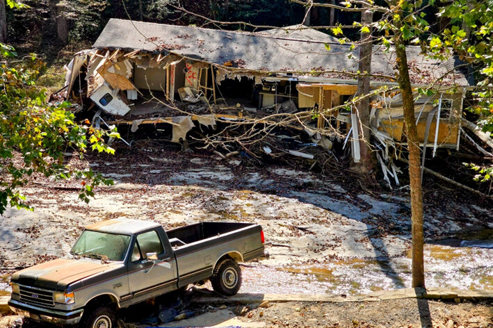 Una casa demolida y una camioneta dañada era todo lo que quedaba en un área devastada por las inundaciones cerca de Asheville, Carolina del Norte, el 8 de octubre de 2024. (Allan Stein/The Epoch Times)