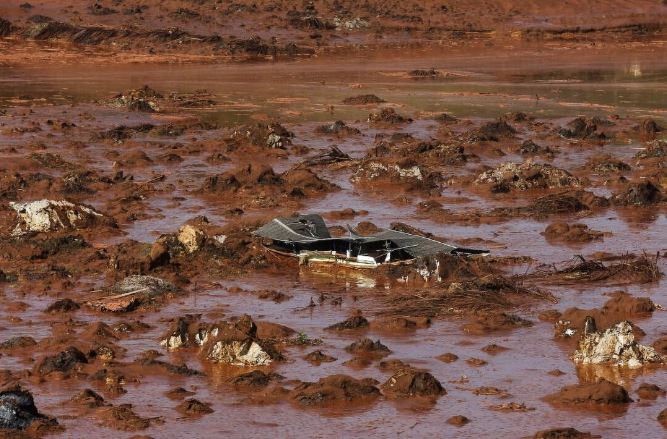 Escombros de una casa en el distrito de Bento Rodrigues que quedó cubierta de lodo tras la rotura de una presa propiedad de Vale SA y BHP Billiton Ltd, en Mariana, Brasil, el 6 de noviembre de 2015. (Reuters/Ricardo Moraes/Foto de archivo)