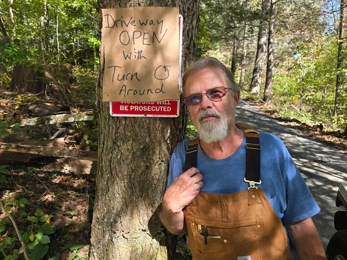 Robert Chessick, de 74 años, de Black Mountain, Carolina del Norte, al final de su camino de entrada, el 8 de octubre de 2024. (Allan Stein/The Epoch Times)