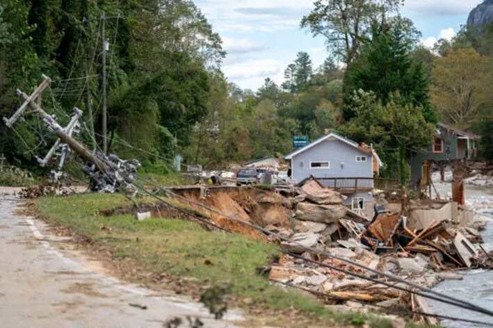 Casas y edificios destruidos a lo largo del río Broad tras el paso del huracán Helene en Bat Cave, Carolina del Norte, el 1 de octubre de 2024. (Sean Rayford/Getty Images)