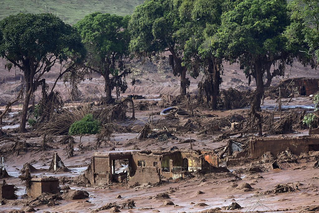 Vista de casas destruidas tras la rotura de una presa en el pueblo de Bento Rodrigues, en Mariana, estado de Minas Gerais, Brasil, el 6 de noviembre de 2015. Una presa reventó en un vertedero minero, desatando un diluvio de lodo tóxico espeso y rojo que asfixió a un pueblo y mató al menos a 17 personas. (Douglas Magno /AFP via Getty Images)