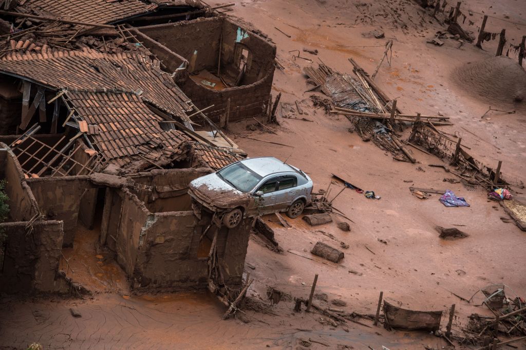 Vista aérea de los daños tras la rotura de una presa en el pueblo de Bento Rodrigues, en Mariana, estado de Minas Gerais, Brasil, el 6 de noviembre de 2015. La rotura de una presa en un vertedero minero desató un diluvio de lodo tóxico espeso (Christophe Simon/AFP vía Getty Images)