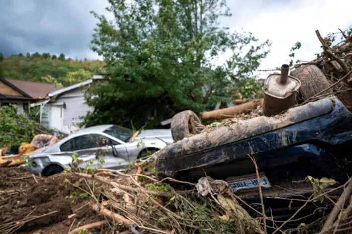 Vehículos dañados por la tormenta tras el paso del huracán Helene cerca de Black Mountain, Carolina del Norte, el 30 de septiembre de 2024. (Sean Rayford/Getty Images)