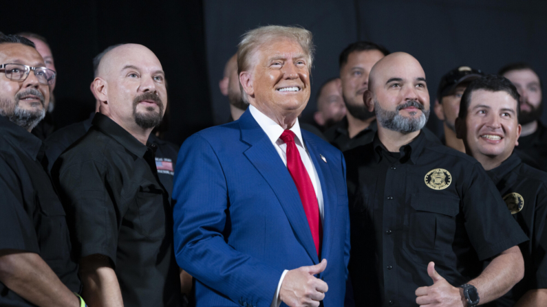 PRESCOTT VALLEY, ARIZONA - 13 DE OCTUBRE: El candidato presidencial republicano de EE.UU., el expresidente Donald Trump, posa para una foto con el Consejo Nacional de la Patrulla Fronteriza durante un mitin de campaña en el Findlay Toyota Center el 13 de octubre de 2024 en Prescott Valley, Arizona. (Rebecca Noble/Getty Images)