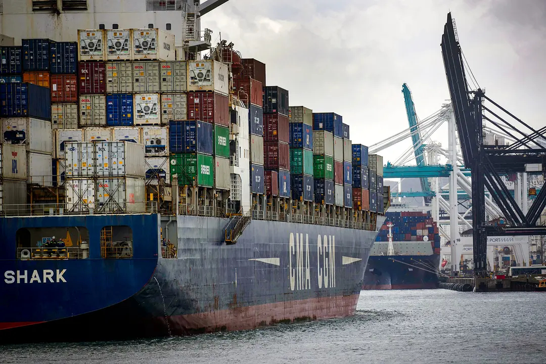 El carguero CMA CGM White Shark se prepara para atracar en Port Miami mientras Estados Unidos y China continúan su guerra comercial, en Miami Beach el 16 de mayo de 2019. China fue uno de los principales países comerciales en 2018 en el puerto. (Joe Raedle/Getty Images)