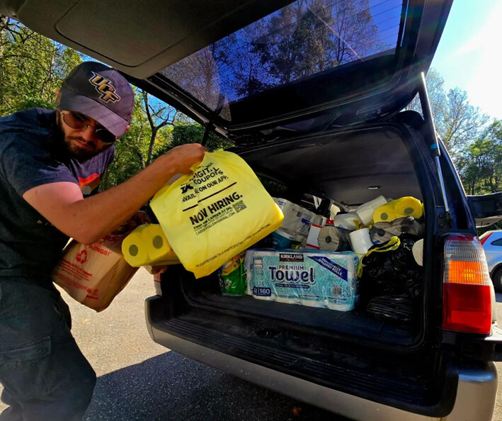 Nick George descarga artículos de su coche para apoyar a los supervivientes del huracán Helene en la iglesia baptista de Stone Mountain, en Black Mountain, Carolina del Norte, el 8 de octubre de 2024. (Allan Stein/The Epoch Times)