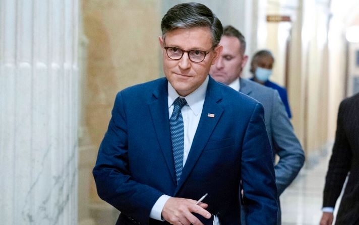 El presidente de la Cámara de Representantes Mike Johnson (R-La.) camina hacia una reunión en el Capitolio en Washington el 11 de septiembre de 2024. (Jose Luis Magana/Foto AP)