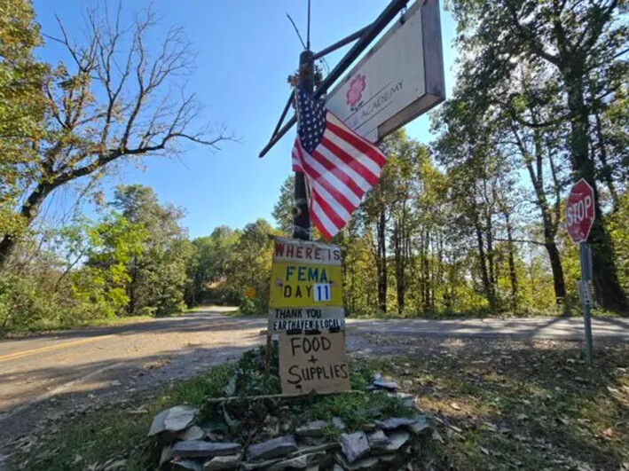 Una señal de reclamo a FEMMA a lo largo de la Ruta 9 en el camino a Asheville, N.C., el 8 de octubre de 2024. (Allan Stein/The Epoch Times)