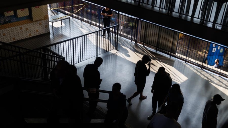 Fotografía de archivo de votantes en las elecciones municipales en el CEU del barrio de Campo Limpo, en la ciudad de São Paulo (Brasil). EFE/ Isaac Fontana