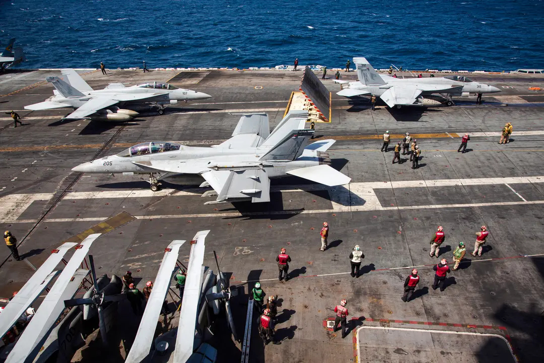 F-18 Super Hornets de la Marina de EE. UU. y su tripulación en la cubierta de vuelo del portaaviones USS Nimitz durante un ejercicio marítimo entre EE. UU. y Corea del Sur frente a la costa de Corea del Sur el 27 de marzo de 2023. (Jeon Heon-Kyun - Pool/Getty Images)