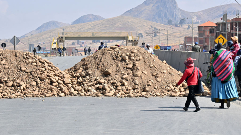 Vista de un bloqueo de carretera durante una protesta de indígenas partidarios del expresidente boliviano Evo Morales en Huarina, Bolivia, el 16 de septiembre de 2024. (Aizar Raldes/AFP vía Getty Images)