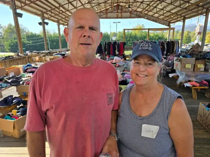 Phil y Garrison, propietarios de Phil's BBQ Pit en Black Mountain, Carolina del Norte, juntos operan un centro de donación de ropa, el 8 de octubre de 2024. (Allan Stein/The Epoch Times)