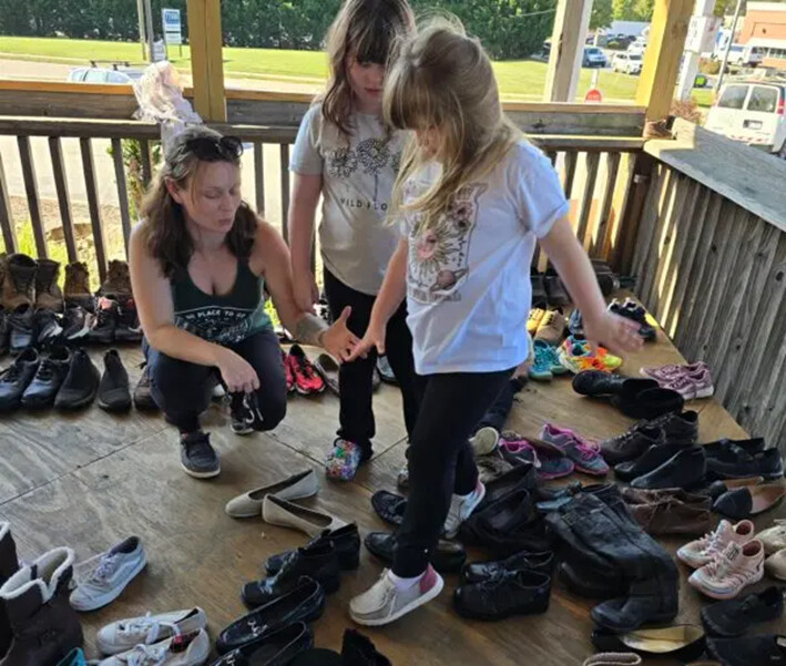 Keisha Grubbs busca zapatos nuevos para sus dos hijas en Black Mountain, Carolina del Norte, el 8 de octubre de 2024. (Allan Stein/The Epoch Times)