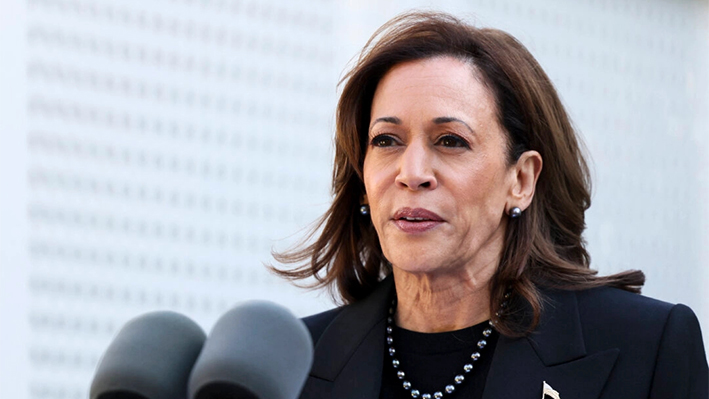 La vicepresidente Kamala Harris pronuncia un discurso con motivo del primer aniversario del ataque de Hamás contra Israel en el Observatorio Naval de Washington el 7 de octubre de 2024. (Ting Shen/AFP vía Getty Images)