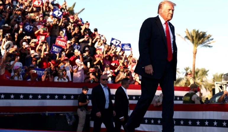 El expresidente Donald Trump camina por el escenario de un mitin de campaña en Coachella, California, el 12 de octubre de 2024. (Mario Tama/Getty Images)