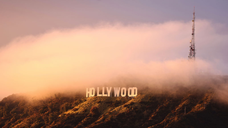 El letrero de Hollywood se ve durante una tormenta, el 22 de enero de 2024 en Los Ángeles, California. (Mario Tama/Getty Images)