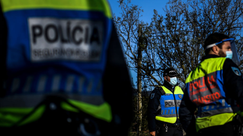 Agentes de policía portugueses vigilan un puesto de control en Vila Franca de Xira, en Lisboa (Portugal), el 30 de octubre de 2020. (Patricia De Melo Moreira/AFP vía Getty Images)