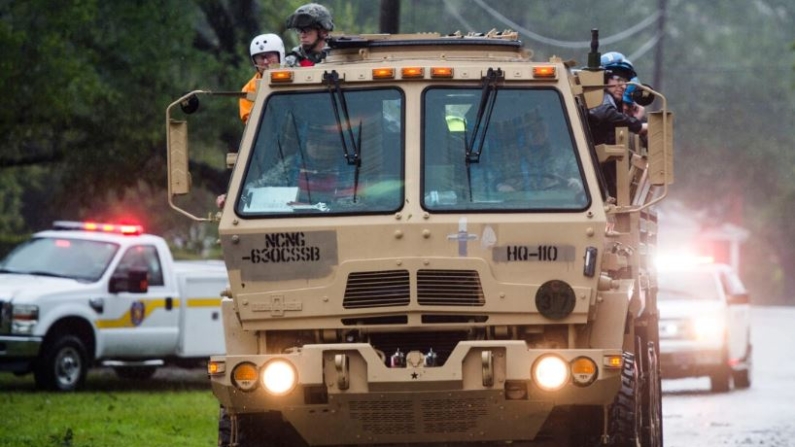 Miembros de la Guardia Nacional y un equipo de búsqueda y rescate de FEMA, en una foto de archivo. (Andrew Caballero-Reynolds/AFP vía Getty Images)