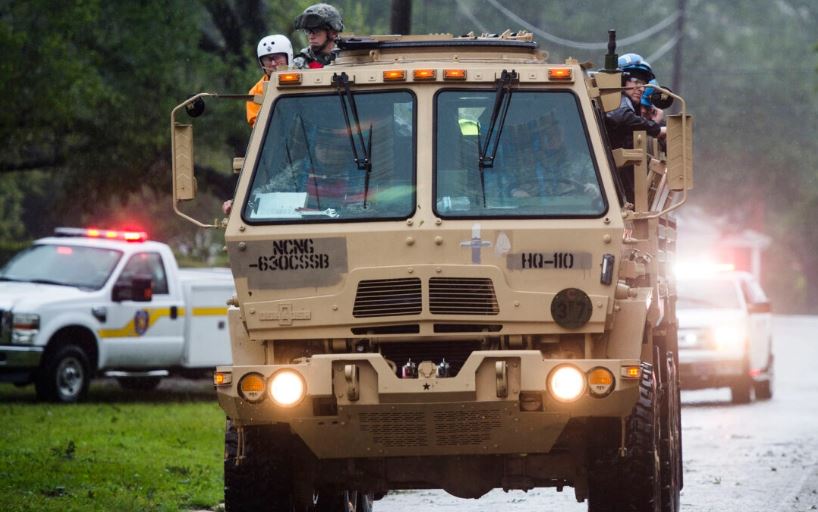 Miembros de la Guardia Nacional y un equipo de búsqueda y rescate de FEMA, en una foto de archivo. (Andrew Caballero-Reynolds/AFP vía Getty Images)