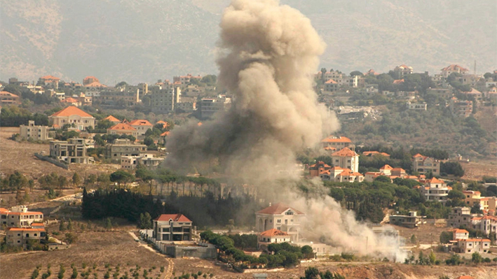 El humo se eleva desde el lugar de un ataque aéreo israelí contra la aldea de Khiam, en el sur del Líbano, el 13 de octubre de 2024, en medio de la guerra entre Hezbolá e Israel. (AFP vía Getty Images)
