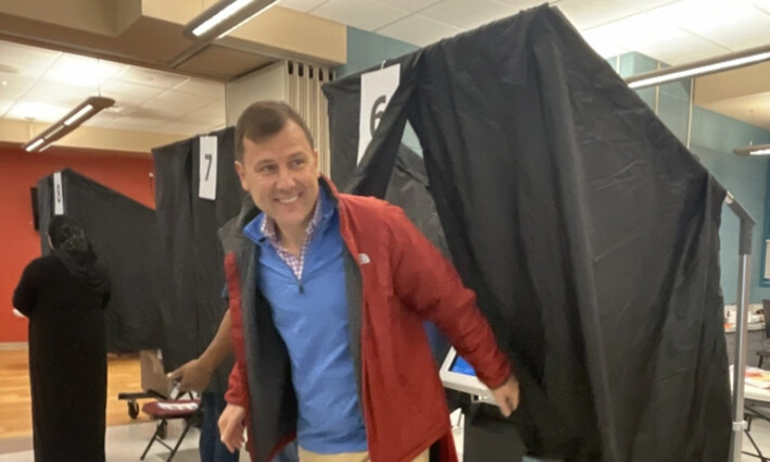 El candidato republicano al distrito 7 del Congreso de Nueva Jersey, Tom Kean Jr., sale de una cabina de votación en Rahway, Nueva Jersey, el 29 de octubre de 2022. (Cortesía de Tom Kean for Congress)