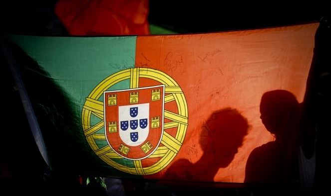 Bandera nacional de Portugal en Lisboa, Portugal, el 27 de junio de 2012. (Patricia de Melo Moreira/AFP/GettyImages)