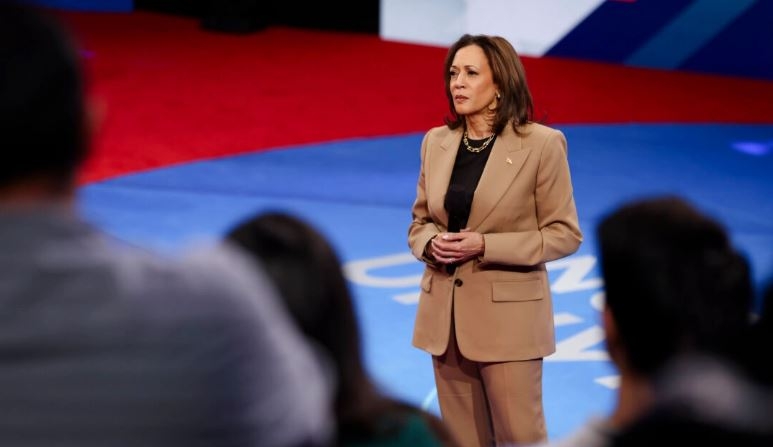 La candidata presidencial demócrata y vicepresidenta Kamala Harris en un ayuntamiento de Univision en el Cox Pavilion de la Universidad de Nevada-Las Vegas el 10 de octubre de 2024. (Justin Sullivan/Getty Images)