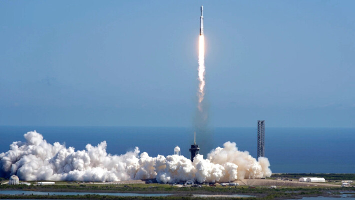 Un cohete SpaceX Falcon Heavy con una nave espacial de la NASA con destino a Júpiter despega de la plataforma 39A del Centro Espacial Kennedy en Cabo Cañaveral, Florida, el 14 de octubre de 2024. (John Raoux/Foto AP). 
