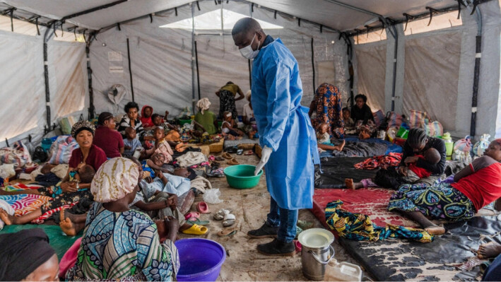 Un médico visita a pacientes que se recuperan de la viruela símica en la aldea de Kavumu, República Democrática del Congo, el 24 de agosto de 2024. (Glody Murhabazi/AFP vía Getty Images)