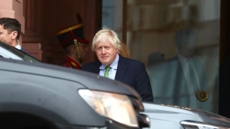 El ex primer ministro británico Boris Johnson abandona el Palacio Presidencial de la Casa Rosada en Buenos Aires (Argentina) el 14 de octubre de 2024, tras reunirse con el presidente de Argentina, Javier Milei. (Stringer/AFP vía Getty Images)