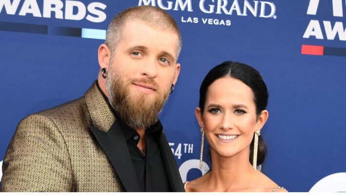 Brantley Gilbert y su esposa, Amber Cochran, llegan a la 54.ª edición de los Premios de la Academia de Música Country en Las Vegas, Nevada, el 7 de abril de 2019. (Robyn Beck/AFP vía Getty Images). 