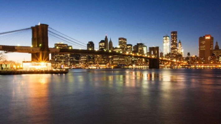 El puente de Brooklyn y el horizonte de Manhattan al atardecer del 18 de diciembre de 2011. (Benjamin Chasteen/The Epoch Times)