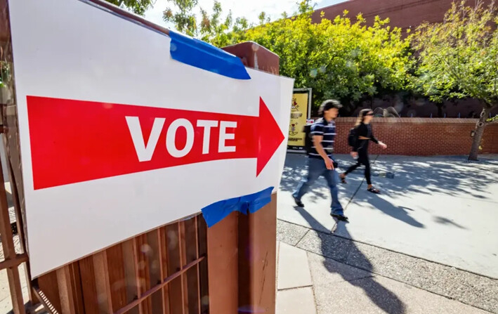 Los votantes se preparan para emitir su voto anticipadamente en Tempe, Arizona, el 10 de octubre de 2024. (John Fredricks/The Epoch Times)