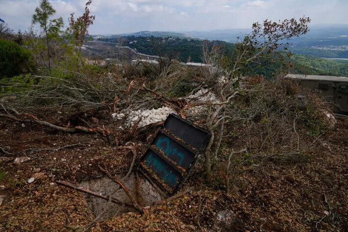 Soldados israelíes muestran lo que dicen que es una entrada a un túnel de Hezbolá encontrado durante su operación terrestre en el sur del Líbano, cerca de la frontera con Israel, el domingo 13 de octubre de 2024. (AP Photo/Sam McNeil)