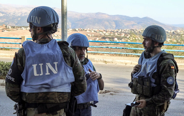 Los cascos azules españoles de la Fuerza Provisional de las Naciones Unidas en el Líbano (FPNUL) coordinan su patrulla con la Policía Militar Libanesa, en Marjayoun, en el sur del Líbano, el 8 de octubre de 2024. (-/AFP vía Getty Images)