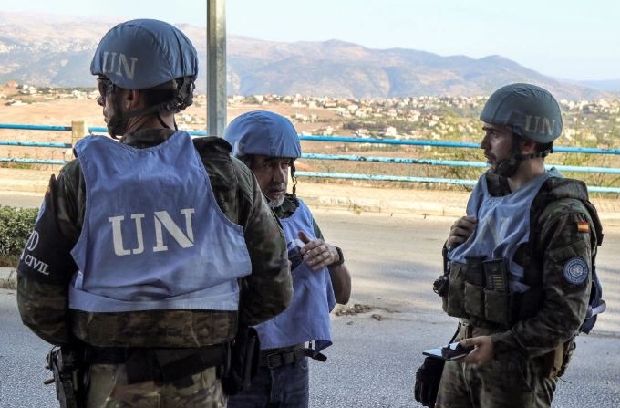 Efectivos españoles de mantenimiento de la paz de la Fuerza Provisional de las Naciones Unidas en el Líbano coordinan su patrulla con la Policía Militar libanesa, en Marjayoun, en el sur del Líbano, el 8 de octubre de 2024. //AFP vía Getty Images)