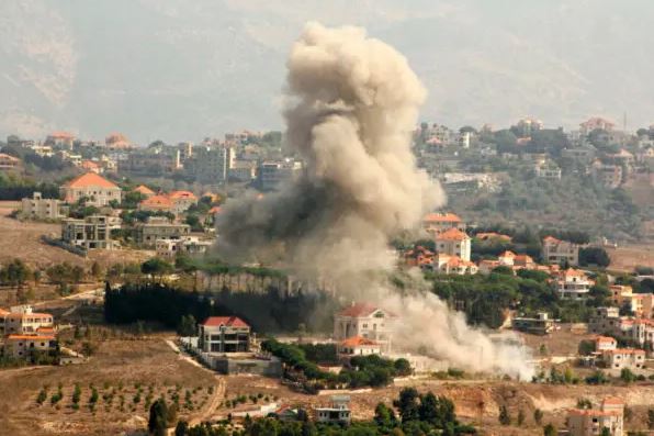 El 13 de octubre de 2024, en medio de la guerra entre Hezbolá e Israel, se levanta humo en el lugar de un ataque aéreo israelí contra la aldea de Khiam, en el sur del Líbano. (AFP vía Getty Images)