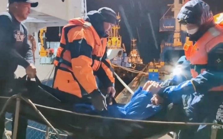 Rescatistas abandonan una embarcación mientras transportan a un hombre, que al parecer fue salvado después de que su velero quedara a la deriva durante 67 días en aguas que bordean el Pacífico noroccidental, a su llegada a la ciudad portuaria de Magadán, Rusia, en esta captura de imagen de un vídeo publicado el 15 de octubre de 2024. (Ministerio de Emergencias ruso/Handout via Reuters)