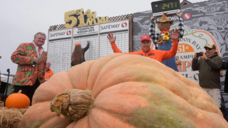 Calabaza de 2471 libras gana concurso anual en California