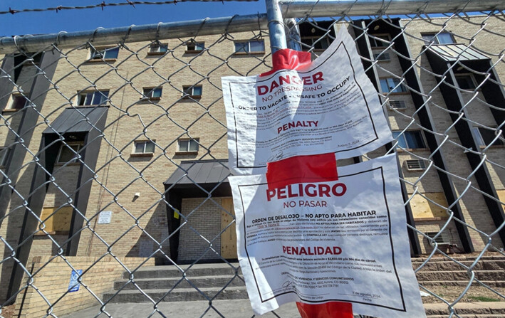 Recientemente, la ciudad cerró un complejo de apartamentos en Nome Street, en Aurora, Colorado, debido a violaciones del código. Los residentes dicen que el edificio era un foco de actividad de pandillas de inmigrantes, el 30 de agosto de 2024. (Allan Stein/The Epoch Times)