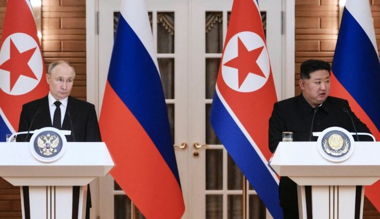 El presidente ruso Vladimir Putin y el líder norcoreano Kim Jong Un hablan con los medios de comunicación tras sus conversaciones bilaterales en la residencia estatal de Kumsusan en Pyongyang, Corea del Norte, el 19 de junio de 2024. (Kristina Kormilitsyna/AFP vía Getty Images)