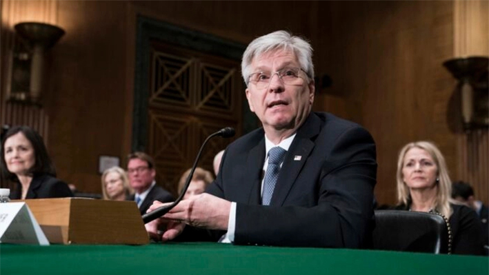 El gobernador de la Reserva Federal, Christopher Waller, testifica ante el Comité de Banca, Vivienda y Asuntos Urbanos del Senado en Washington el 13 de febrero de 2020. (Sarah Silbiger/Getty Images)