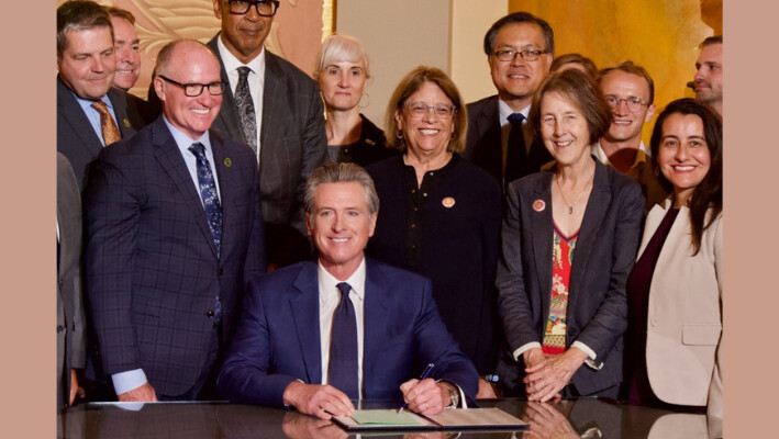 El Gobernador Gavin Newsom firma la Ley X2-1 de la Asamblea que regula las refinerías de petróleo el 14 de octubre en el Capitolio. (Travis Gillmore/The Epoch Times).
