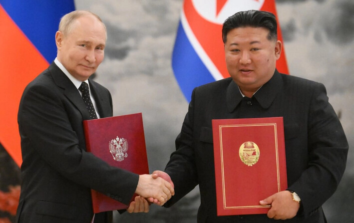 El presidente ruso, Vladimir Putin, estrecha la mano del líder de Corea del Norte, Kim Jong Un, después de una ceremonia de firma tras sus conversaciones bilaterales en la residencia estatal de Kumsusan, en Pyongyang, el 19 de junio de 2024. (Kristina Kormilitsyna/AFP vía Getty Images)